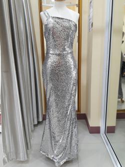 (PRE-LOVED) ชุดราตรียาวสีเงิน(M)