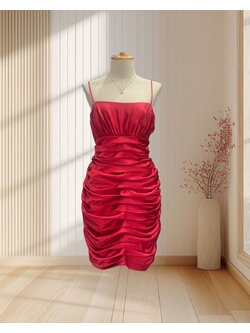(PRE-LOVED) ราตรีสั้นสีแดง สายเดี่ยว ผ้าซาติน จับจีบด้านข้าง เซ็กซี่