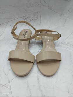 รองเท้าส้นสูงสีครีม 40