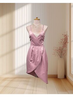 (PRE-LOVED) ชุดราตรีสั้นสีชมพู สายเดี่ยวไขว้ กระโปรงจีบ ผ่าหน้าเฉียง ไซส์ M