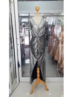 (PRE-LOVED) ยาวสีเทาแขนกุดเมทัลลิค (M) มือ2