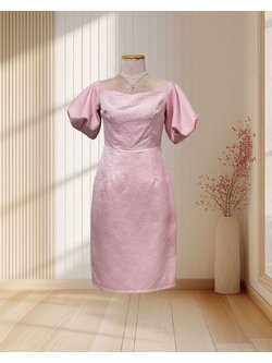 (PRE-LOVED) ราตรีสั้นสีชมพู ปาดไหล่แขนตุ๊กตาผ้าลาย ไซส์ M