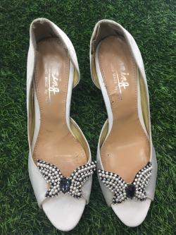 รองเท้าสีขาวรูปผีเสื้อ 38.5