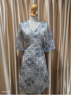 เดรสสั้น สีขาว ปักลายดอกไม้สีฟ้า ไซส์ S