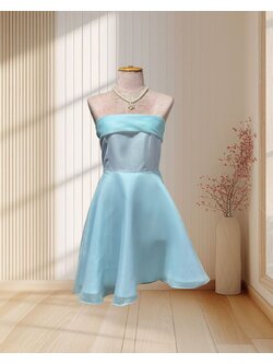 (PRE-LOVED) ราตรีสั้นสีฟ้า ปาดไหลผูกโบว์ด้านหลัง กระโปรงผ้าแก้ว ไซส์ S