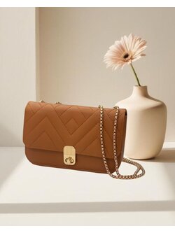 กระเป๋าหนังสีน้ำตาล ทรงกล่อง พร้อมสายสะพายสีทอง หรูหราแพง