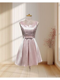 (PRE-LOVED) ราตรีสั้นสีชมพู ผ้าไหมเทียม แขนกุด กระโปรงบาน สานหลัง ไซส์ S