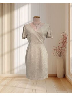 (PRE-LOVED) ชุดราตรีสั้นสีน้ำตาลอ่อน ผ้าทวิต กระโปรงทรงสอบ ไซส์ L