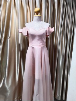 ราตรียาวสีชมพูปาดไหล่มีแขนแต่งโบว์ M มือ2