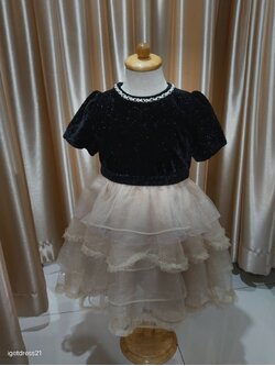 ชุดเด็กเสื้อดำมีแขน กระโปรงทองระบาย 3 ชั้น