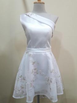 ชุดราตรีสั้นสีขาวบ่าเดี่ยวกระโปรงตาข่ายลายลูกไม้(ฟรีไซส์) มือ2