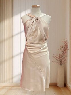 (PRE-LOVED) ราตรีสั้นสีครีม สายเดี่ยว คล้องคอ โชว์หลัง เซ็กซี่แบบตัวแม่ ไซส์S