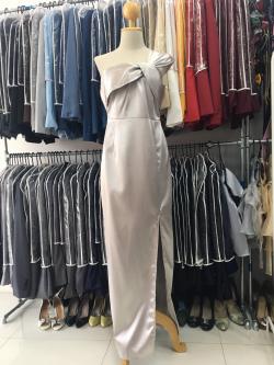 (PRE-LOVED) ราตรียาวสีเทาบ่าเฉียงผ้าเงา (L)