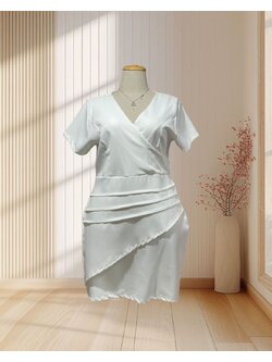 ชุดเดรสสั้นมีแขนคอวีตีเกล็ดหน้าสีขาว XL