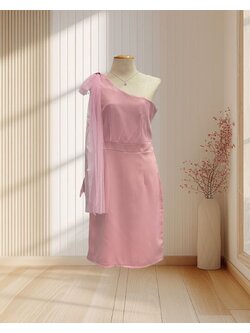 ราตรีสั้นสีชมพู บ่าเฉียง แต่งผ้ามุ้งที่หัวไหล่ ไซส์ M