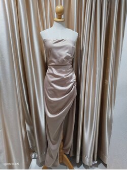 (PRE-LOVED) ราตรียาวเกาะอกสีครีมนู้ดแต่งจีบที่เอว ติดแกลม ไซส์ M