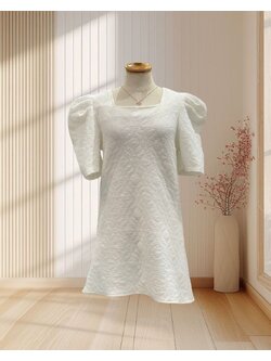 (PRE-LOVED) มินิเดรสสีขาว ผ้าปุยเมฆปุกปุย แขนพอง ไซส์ M