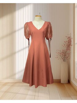 (PRE-LOVED) ราตรีสั้นสีส้มคอวีแขนตุ๊กตาผ้าแก้ว แต่งโบว์แขนจับเดรปใต้อก L