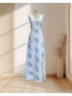 (PRE-LOVED) ราตรียาวสีขาว พิมพ์ลายดอกุหลาบสีฟ้า แขนกุด แหวกอก ไซส์ L