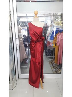 (PRE-LOVED) ยาวแดงไหล่เบี่ยงเอวแต่งดอกไม้ (L)