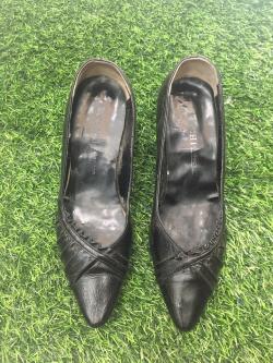 รองเท้าสีดำ 37.5