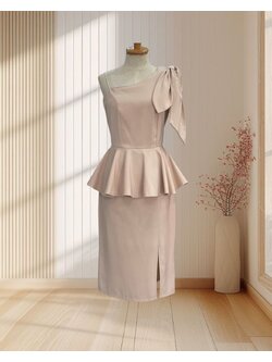 (PRE-LOVED) ราตรีสั้นสีครีม บ่าเฉียงแต่งโบว์ที่ไหล่ กระโปรงทรงสอบ ไซส์ M