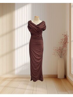 (PRE-LOVED) ราตรียาวสีน้ำตาลผ้ายืด ปาดไหลไขว้ จีบด้านข้าง ไซส์ M