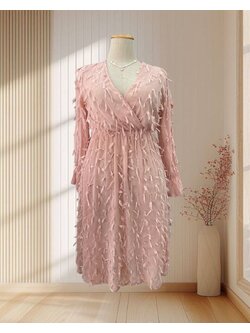 เดรส 3 ส่วน สีชมพู คอวี แต่งขนนกเทียมทั้งตัว