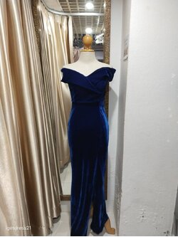 (PRE-LOVED) ราตรียาวสีน้ำเงินกำมะหยี่ปาดไหล่ S