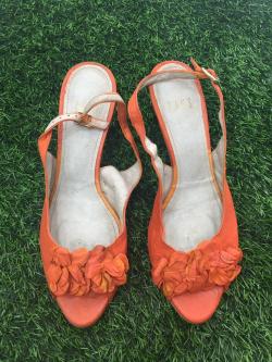 รองเท้าสีส้ม 38.5