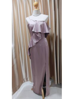 ชุดราตรียาวสีชมพูผ่าข้างแขนสายเดี่ยว+อีกข้างเป็นชายระบายลงมาตามตัว XL