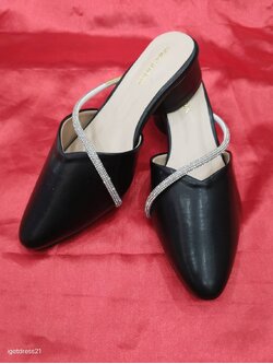 รองเท้าส้นเตี้ย เปิดส้น คาดเพชร สีดำ 35