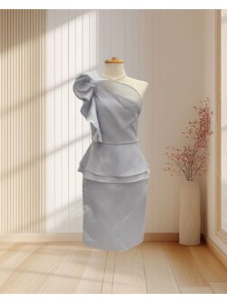 (PRE-LOVED) รารีสั้นสีเทา บ่าเฉียง ระบายช่วงอกและเอว ไซส์ S