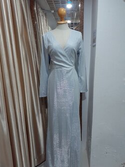 (PRE-LOVED) ชุดราตรียาวสีขาวกลิตเตอร์ แขนยาวคอวี (M) มือ2