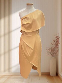 (PRE-LOVED) ราตรีสั้นสีทอง ผ้าซาติน บ่าเฉียง จับจีบที่เอว หรูหราแพง ไซส์ M