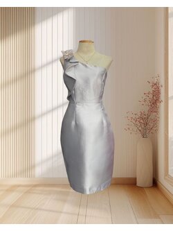 (PRE-LOVED) ราตรีสั้นสีเทา ผ้าไหมเทียม บ่าเฉียง แต่งโบว์ ไซส์ L