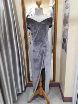 (PRE-LOVED) ราตรียาวสีเทากำมะหยี่ปาดไหล่ (S)