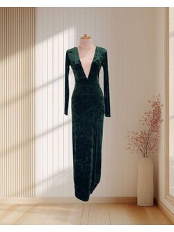 (PRE-LOVED) ราตรียาวสีเขียว ผ้ากำมะหยี่ แขนยาว แหวกอกสุดเซ็กซี่ ไซส์ S