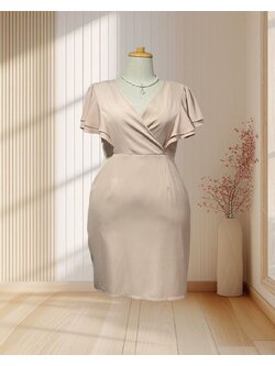 เดรสสีนู้ดคอวีอกไขว้ จับจีบแขนระบายพริ้วพรางต้นแขน ผ้าเครป (3XL)