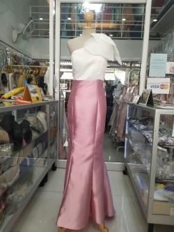 ราตรียาวอกขาวกระโปรงชมพูบ่าเฉียงบ่าเดี่ยวแต่งโบว์ (L)