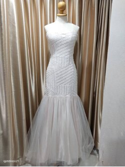 (PRE-LOVED) ชุดราตรียาวเกาะอกปักเลื่อมเข้ารูปชายมุ้งสีขาว S