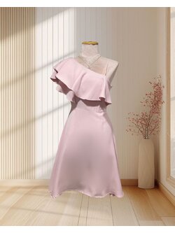 (PRE-LOVED) ราตรีสั้นสีชมพู บ่าเฉียง แขนระบาย กระโปรงบาน ไซส์ M