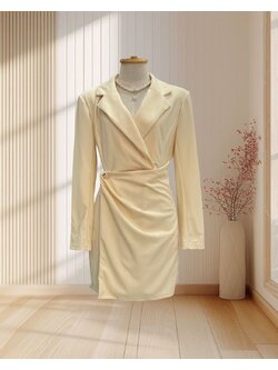 (PRE-LOVED) เดรสสั้นสีครีม ทรงสูทคอปก แขนยาว แต่งกระดุมเอว ไซส์ L