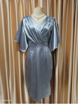 (PRE-LOVED) ราตรีสั้นสีเทาฟ้าคอวีมีแขน (M)