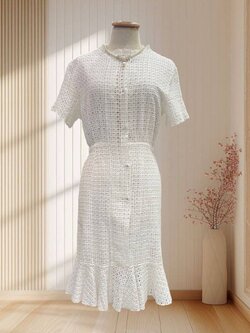 เดรสสั้นสีขาว มีแขน แต่งกระดุมด้านหน้า ไซส์ M