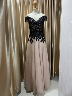 (PRE-LOVED) ชุดราตรียาวปาดไหล่ปักลูกไม้ดำกระโปรงครีม S