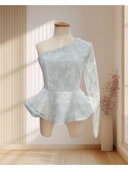 เสื้อลูกไม้สีเทา บ่าเฉียง มีแขน 1 ข้างผ้าลูกไม้ซีทรู ไซส์ L