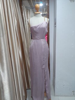 ชุดราตรียาวสีชมพู สายโซ่สีทอง (M)