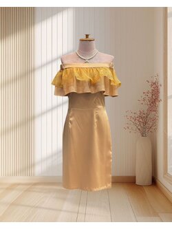 (PRE-LOVED) ราตรีสั้นสีเหลืองทอง ปาดไหล่ระบายผ้าแก้ว ไซส์ M