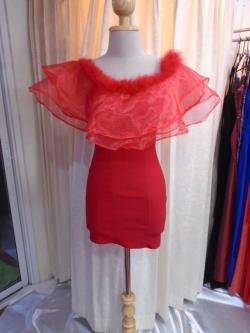 ราตรีสั้นเข้ารูปแดงไหล่ปาดขนนก(S)